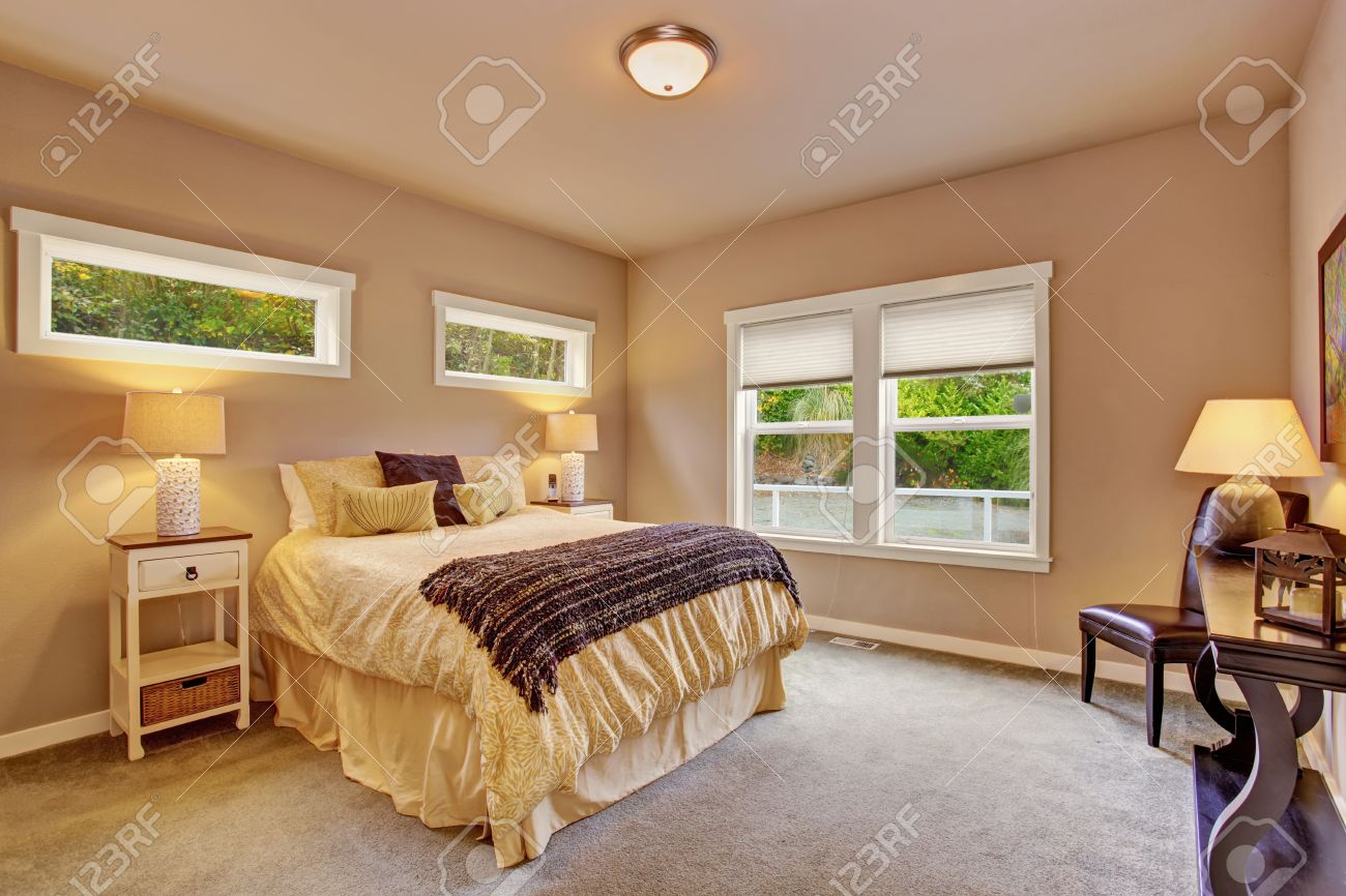 Helles schlafzimmer mit queen size bett gelben teppich und fenster ... Schlafzimmer bett bilder