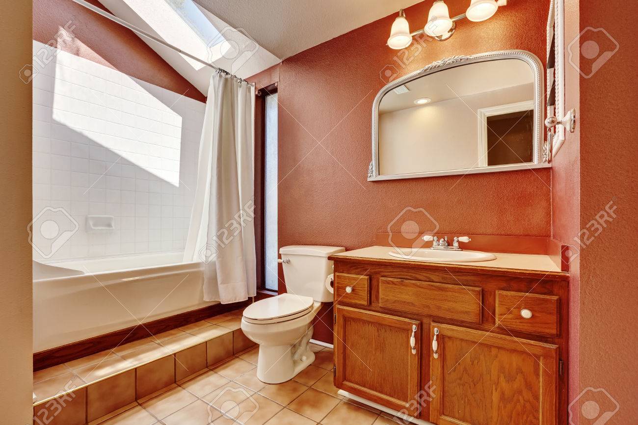 L'inter di bagno vecchio stile di colore marrone con pavimento di ... Soffitto disegno Colore