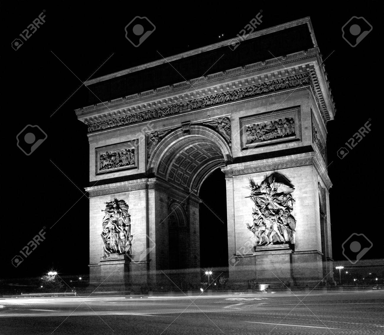 Frankrijk, parijs: zwart wit foto van arc de triomphe nachts ...