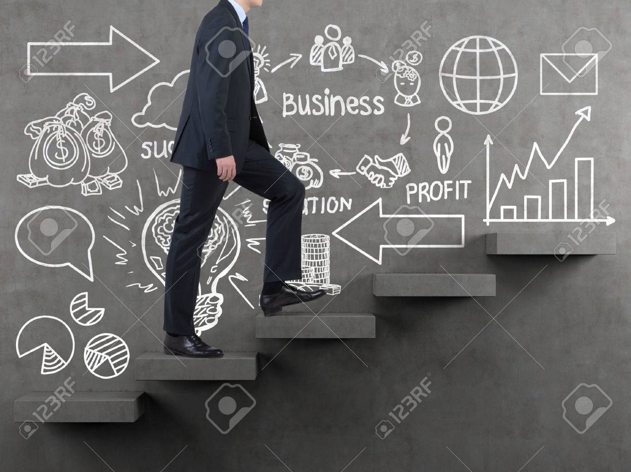 Imprenditore camminare sulle scale e il disegno strategia ...