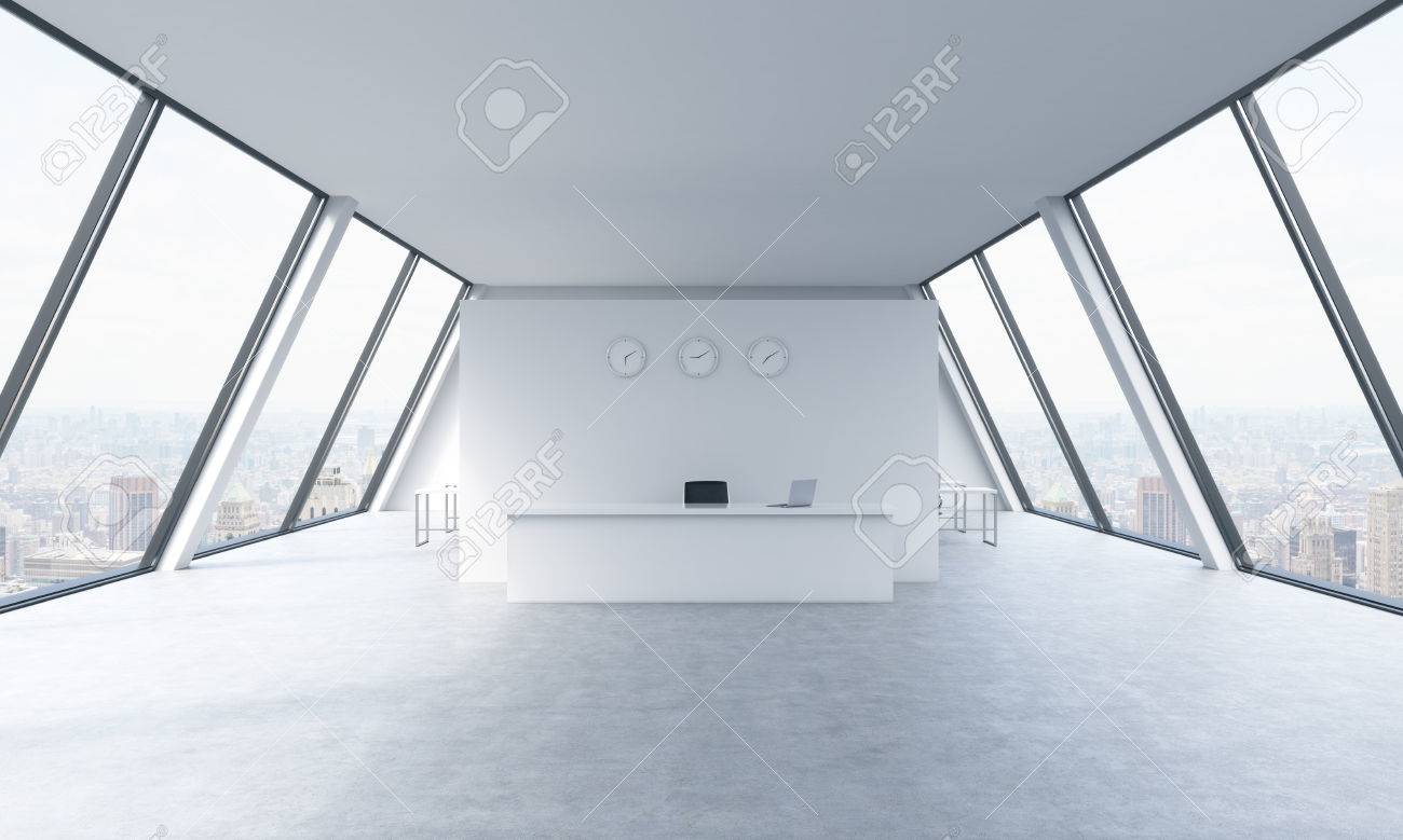 Reception con orologi e posti di lavoro in un moderno e luminoso ...