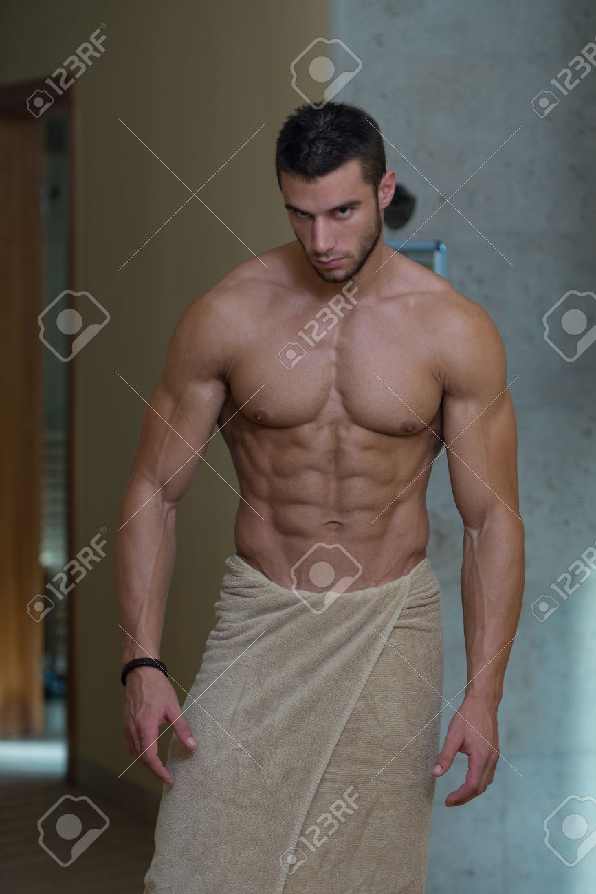 34556397-Hermoso-hombre-musculoso-con-la-toalla-despu-s-de-la-ducha-en-ba-o-Foto-de-archivo.jpg