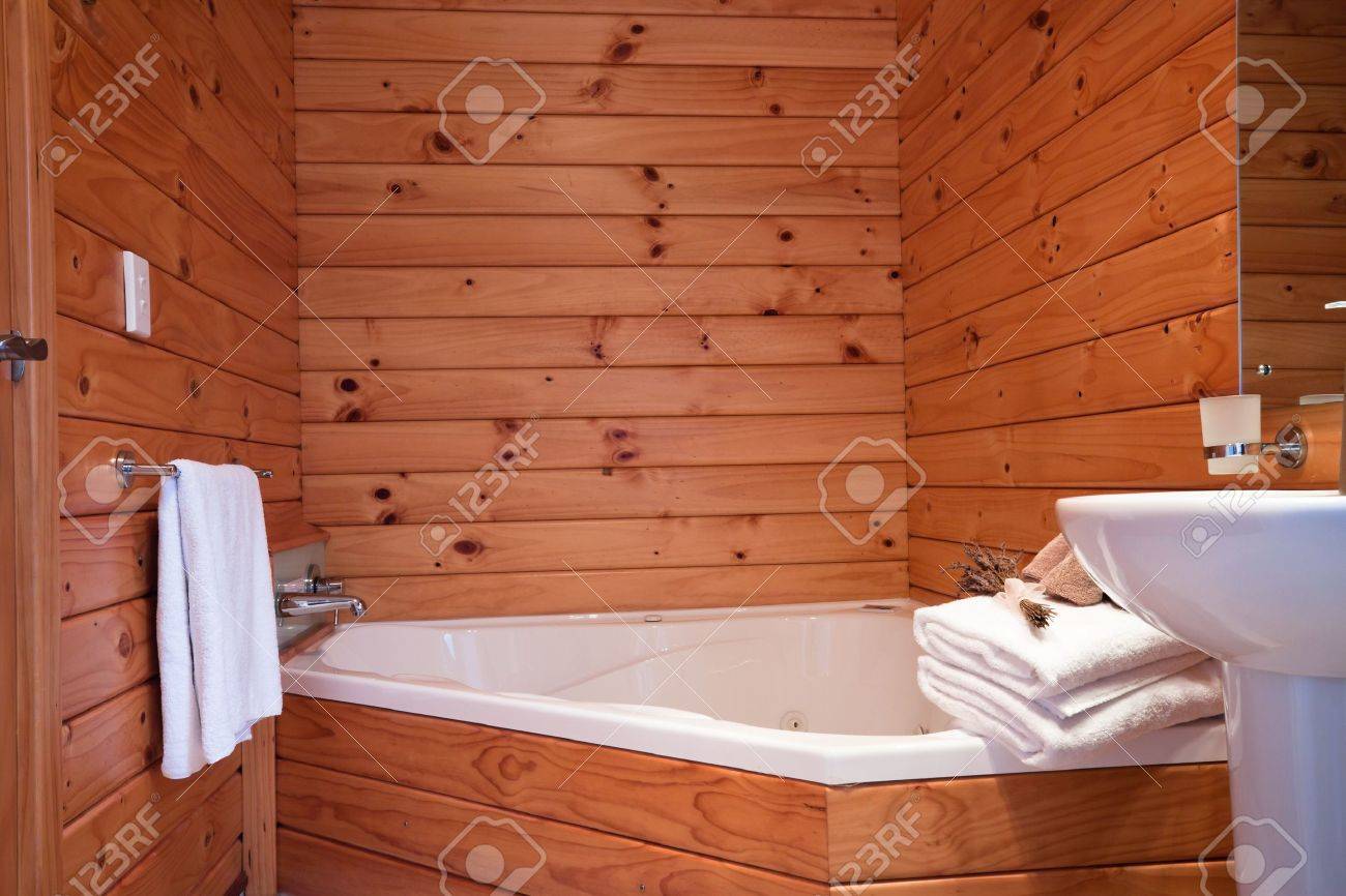Intérieur salle de bains en bois dans l'appartement chalet de ...