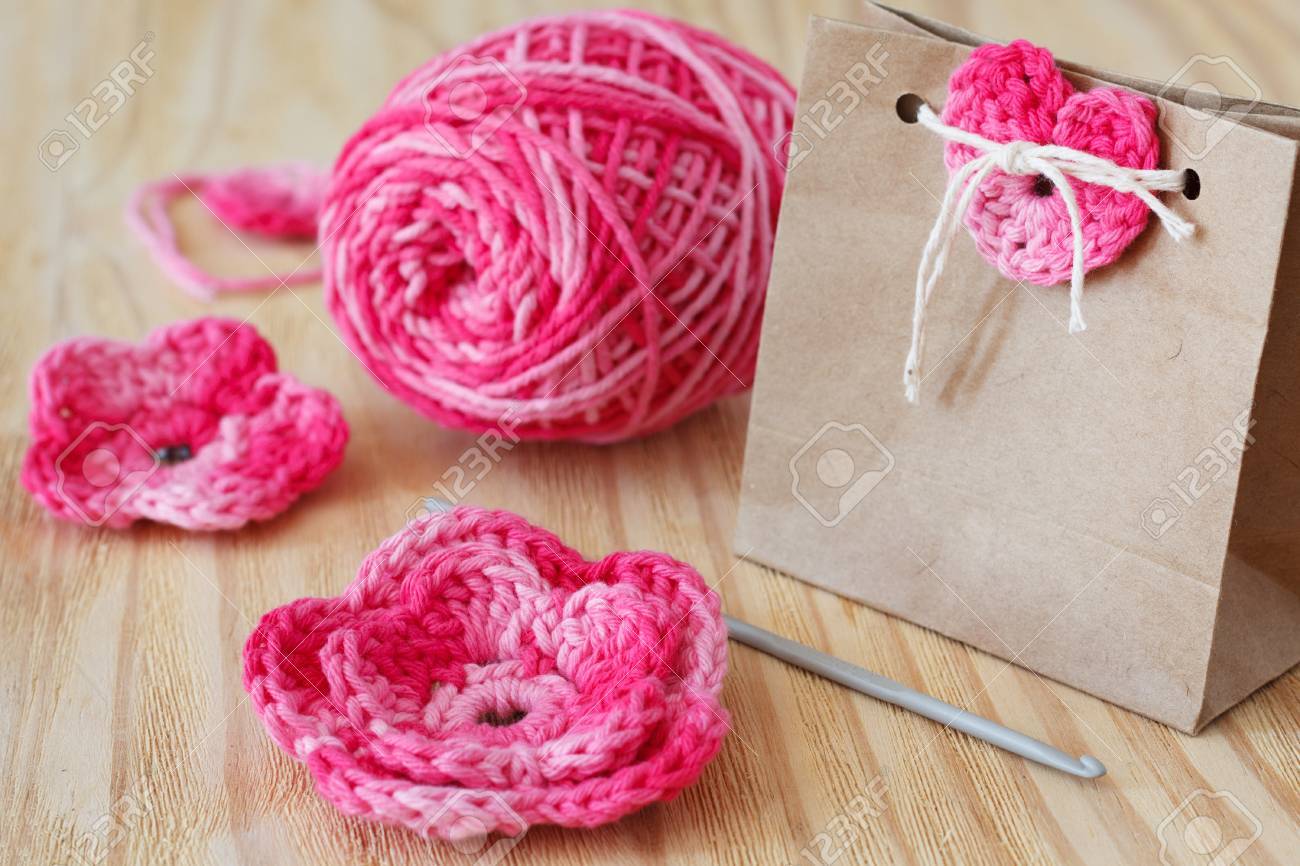 Handmade rosa fiori all'uncinetto e cuore per la decorazione di ...