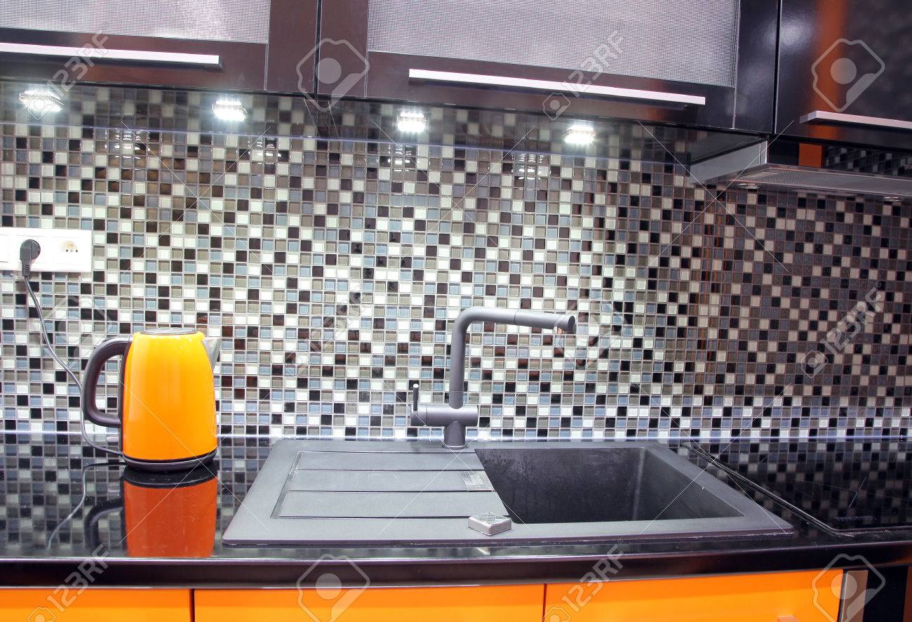 Moderne zwarte en oranje keuken royalty vrije foto, plaatjes ...