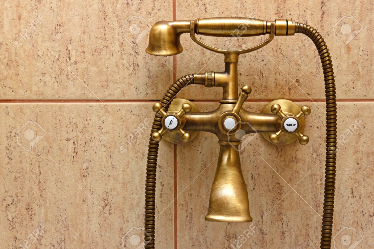 Robinet de la baignoire et les carreaux de céramique vintage dans ...