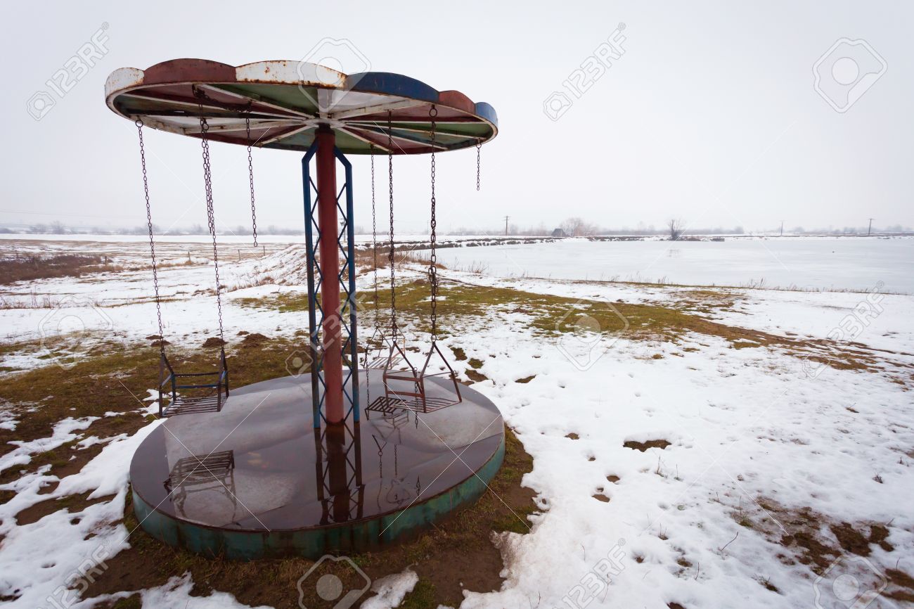 42557097-Carrusel-columpio-abandonado-con-cadenas-rotas-cerca-del-lago-en-la-temporada-de-invierno--Foto-de-archivo.jpg