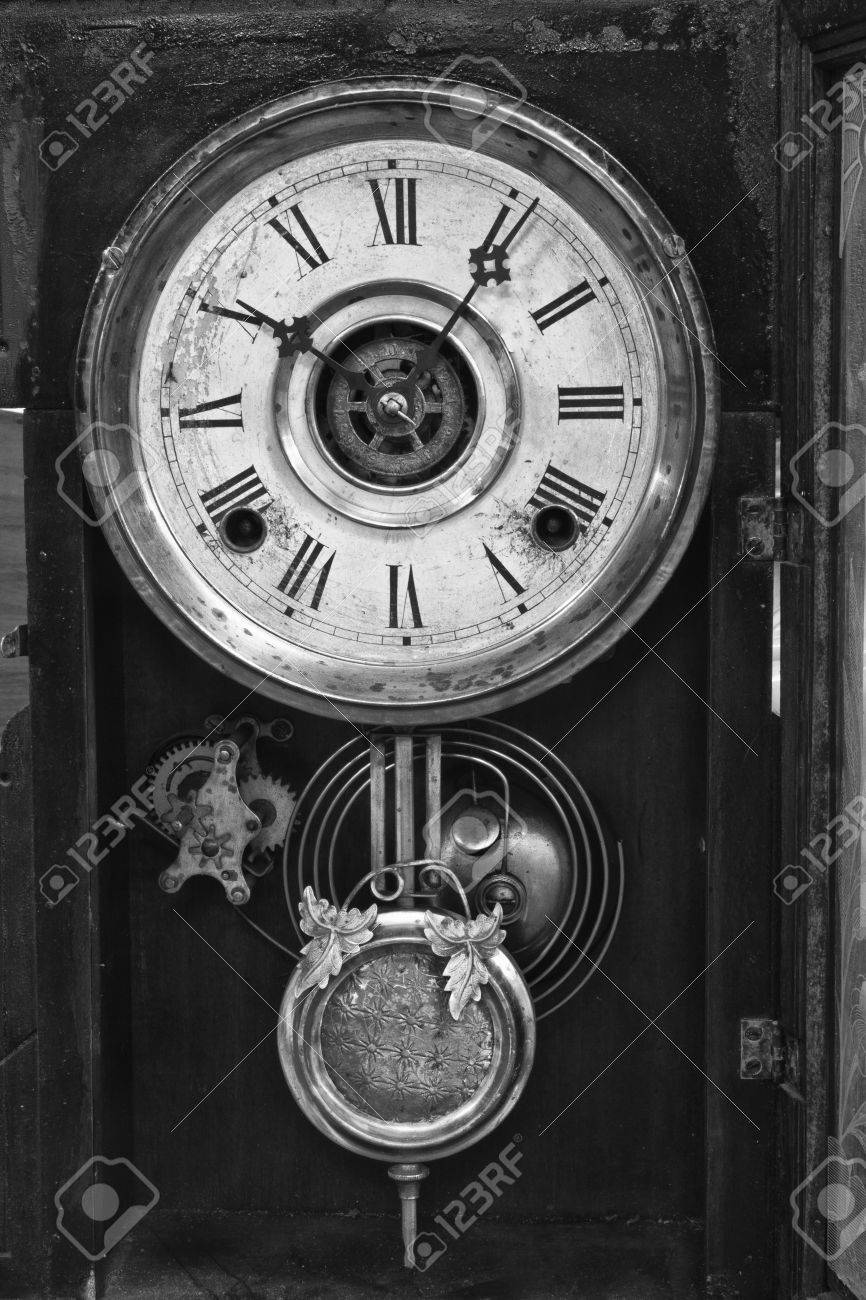 Antique wall clock in bianco e nero di un antico orologio da ...