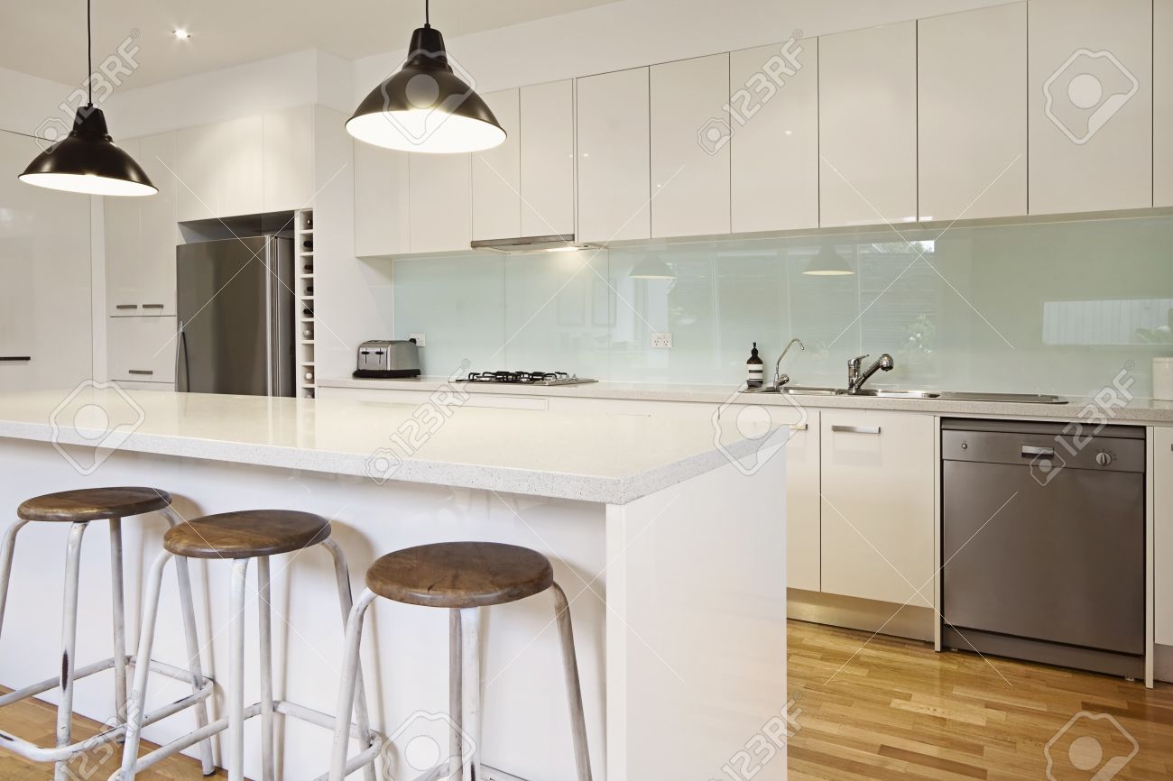 Witte moderne keuken met kookeiland en barkrukken royalty vrije ...