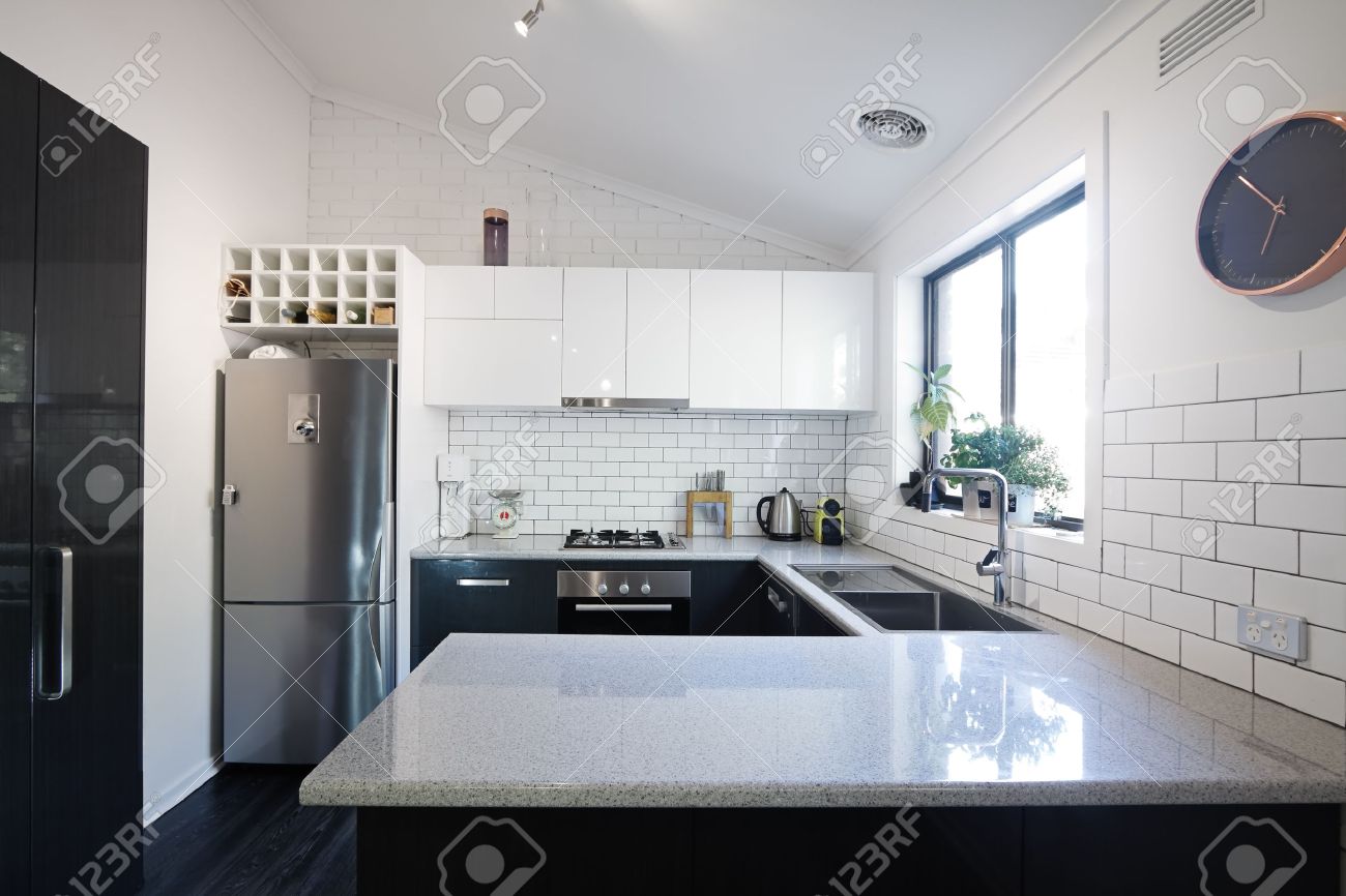 Nieuwe zwarte en witte moderne keuken met metrotegels splashback ... Metro tegels grijs