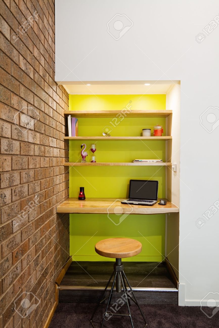 Lime groene functie muur studie hoekje in moderne woonkamer ...