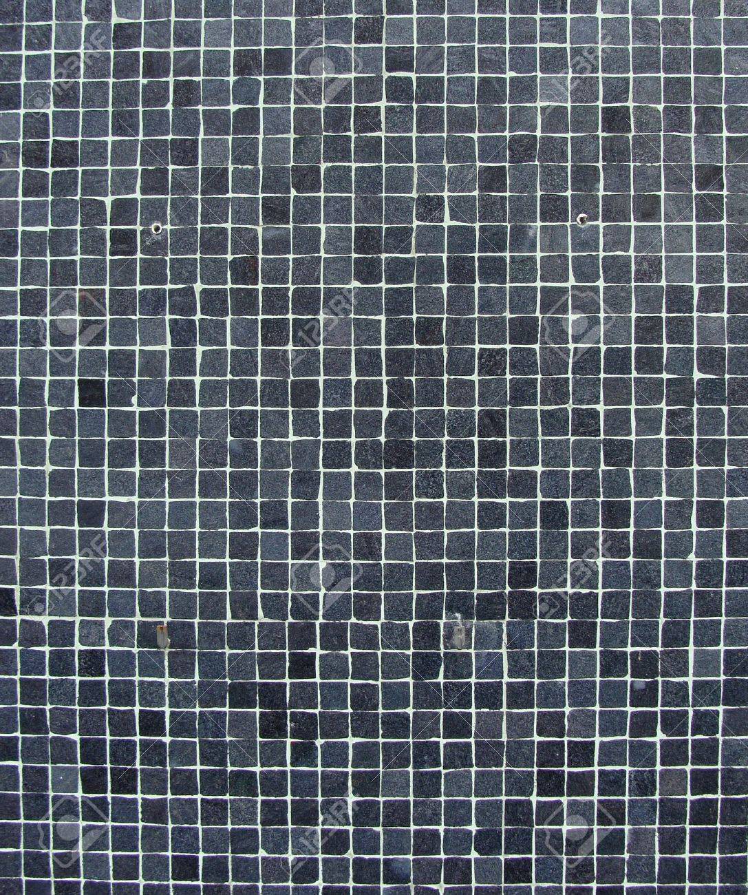 Wand mit blau grau schwarz mosaik fliesen lizenzfreie fotos ...