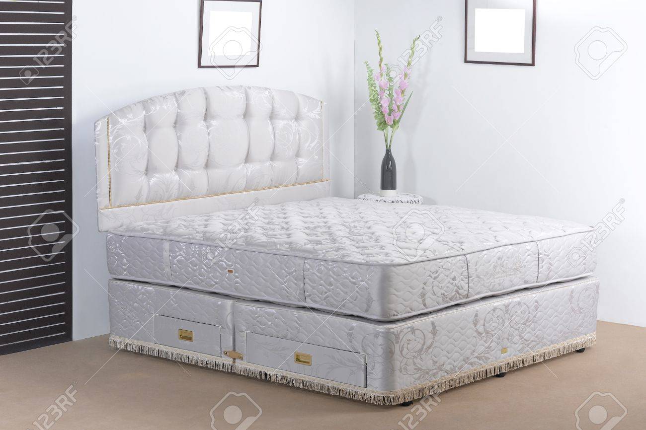 Biancheria da letto di lusso materasso in un set up atmosfera ...