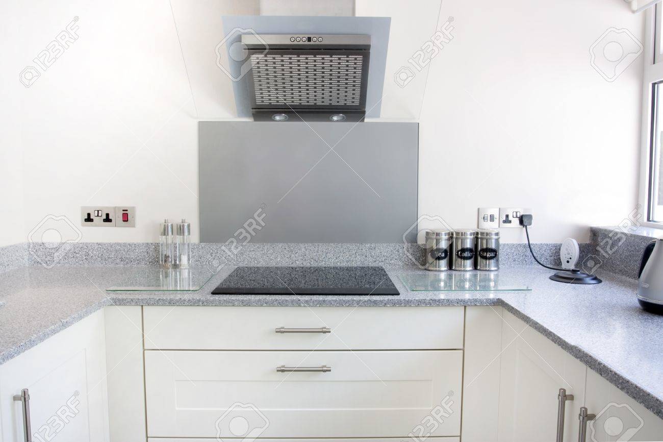 Witte nieuwe moderne keuken met kookplaat en afzuigkap royalty ...
