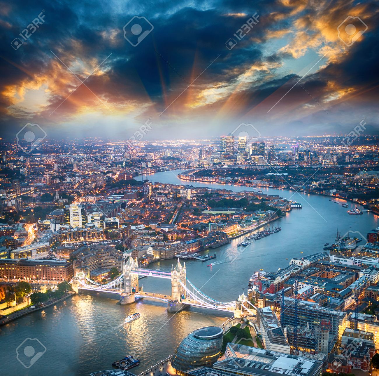 24854460-London-Aerial-view-of-Tower-Bridge-at-dusk-with-beautiful-city-skyline--Stock-Photo.jpg