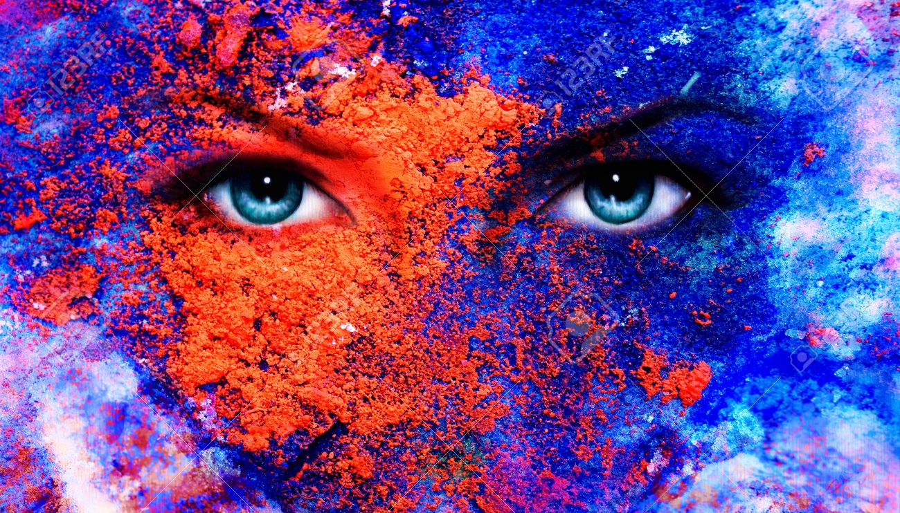 Ein paar der schönen blauen augen frauen strahlend, farbe erde ... Wirkung der farben