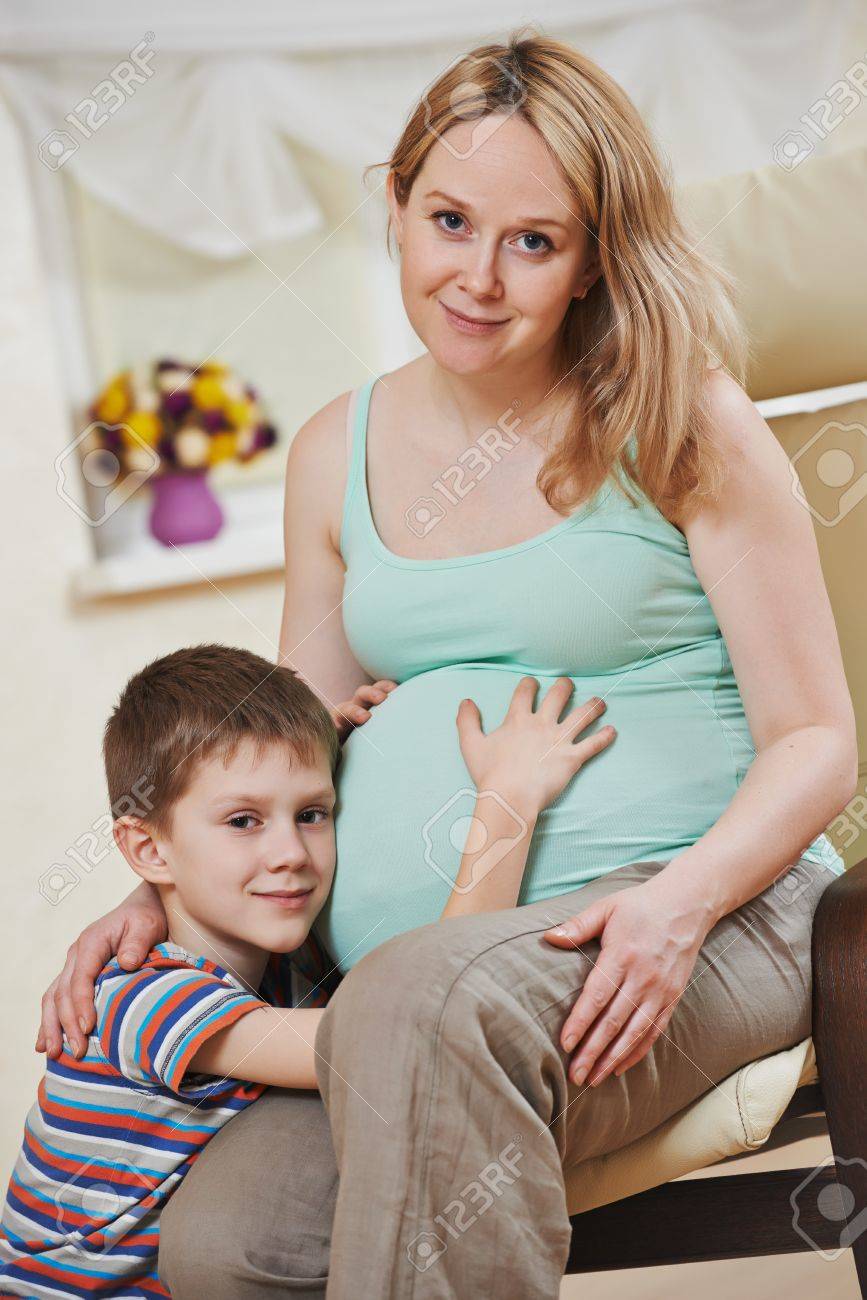 Фото беременной с девочкой и мальчиком