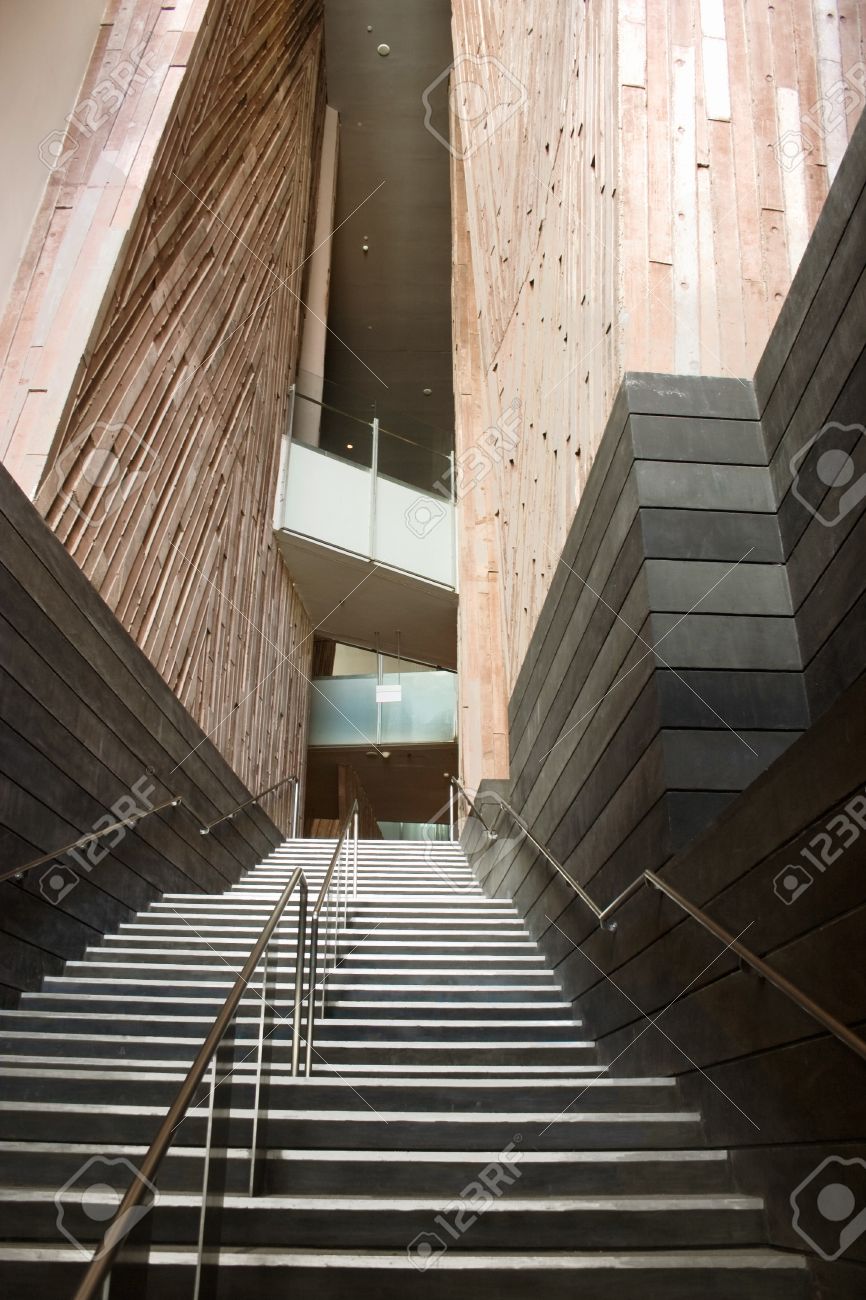 Strette scale con corrimano in legno e pareti in architettura ... Corrimano x scale foto
