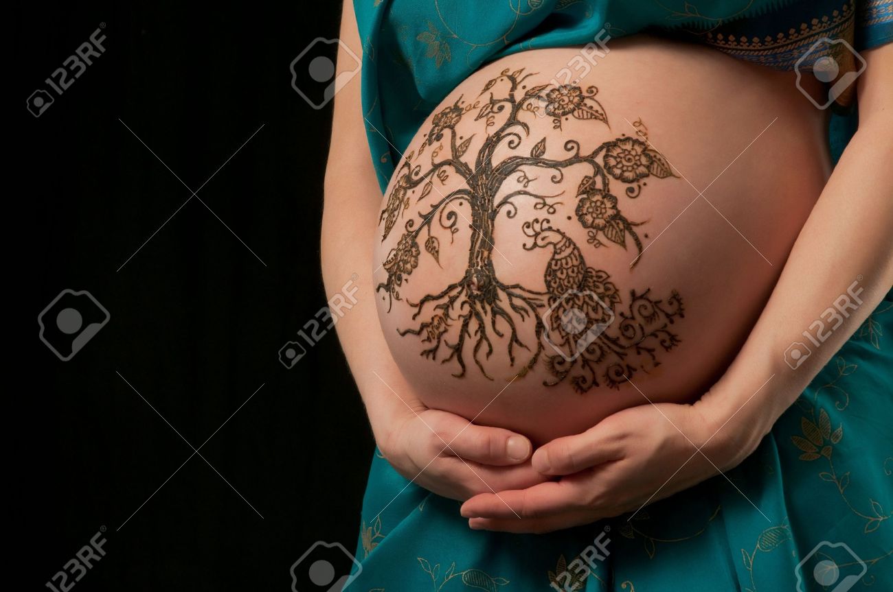 Een kleurenfoto van een henna boom des levens ontwerp op zwangere ...