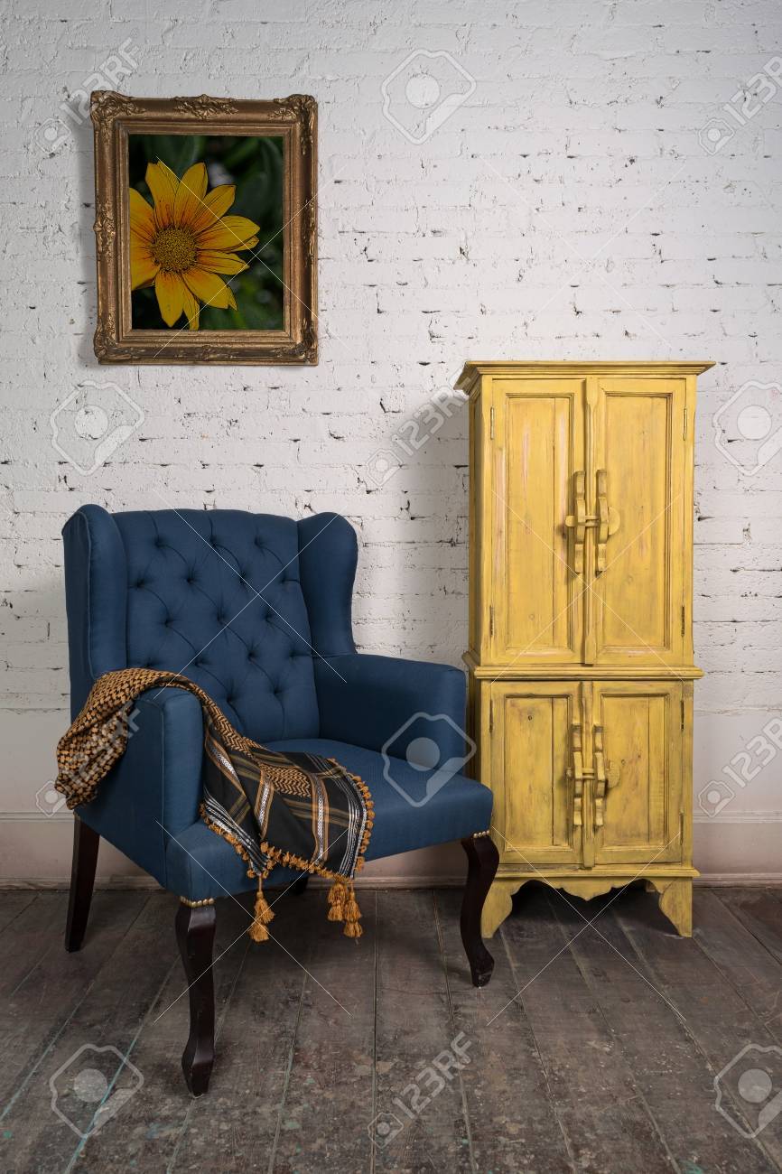 Composizione della poltrona blu vintage, armadio giallo e quadro ... Armadio vintage
