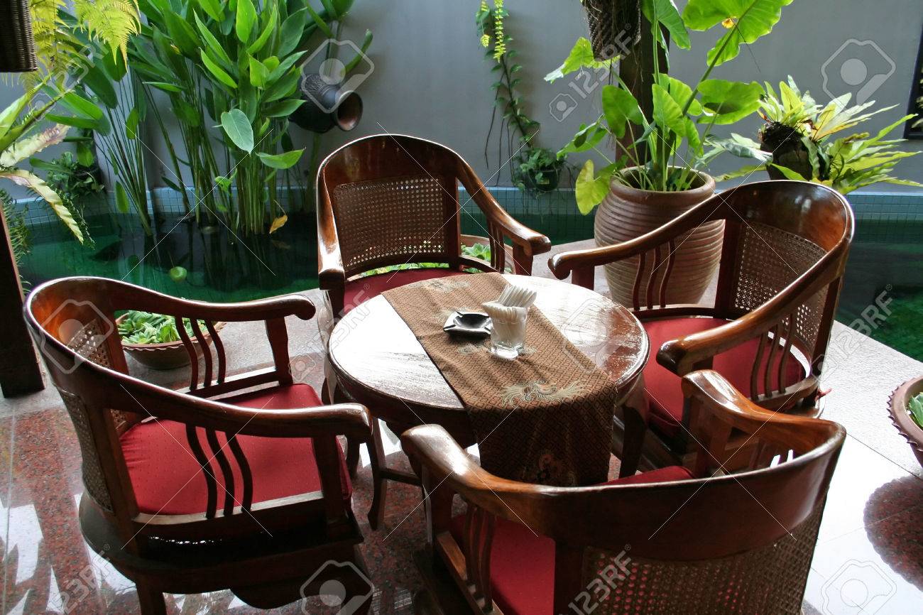 Houten tafel en stoelen in tropische balinese stijl royalty vrije ...