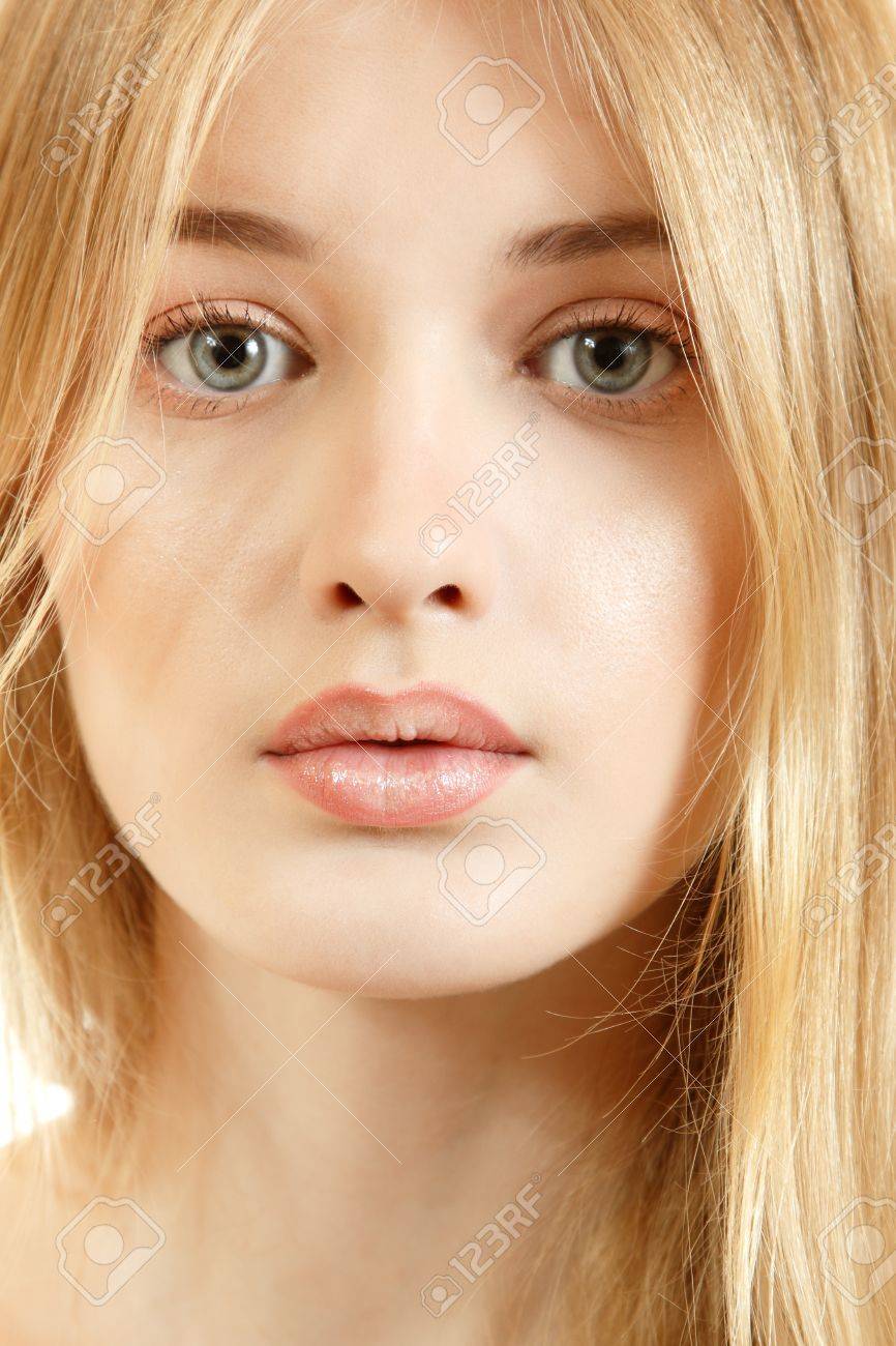 Disegniamo - Pagina 5 14795560-Bella-ragazza-faccia-closeup-modello-con-lunghi-capelli-biondi-Archivio-Fotografico