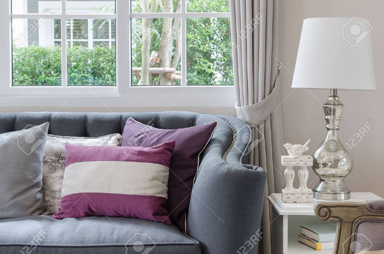 Luxe woonkamer design met een bank en lamp op tafel thuis royalty ...