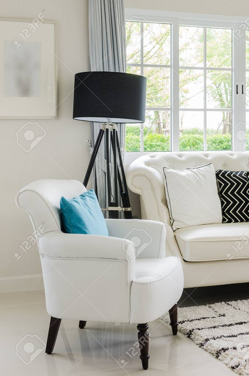 Luxe witte stoel in de woonkamer met thuis royalty vrije foto ...