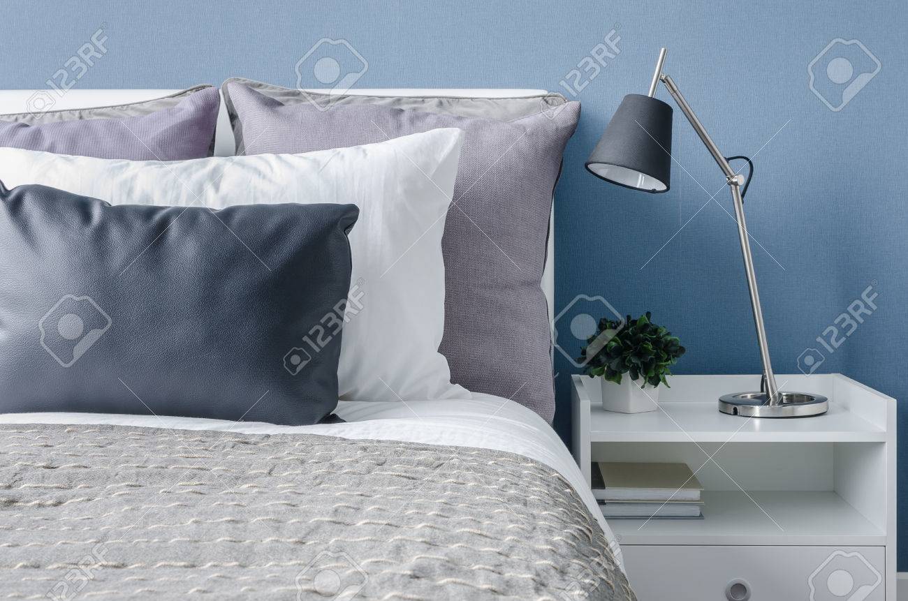 Moderna lampada di nero su bianco da tavola in camera da letto ...