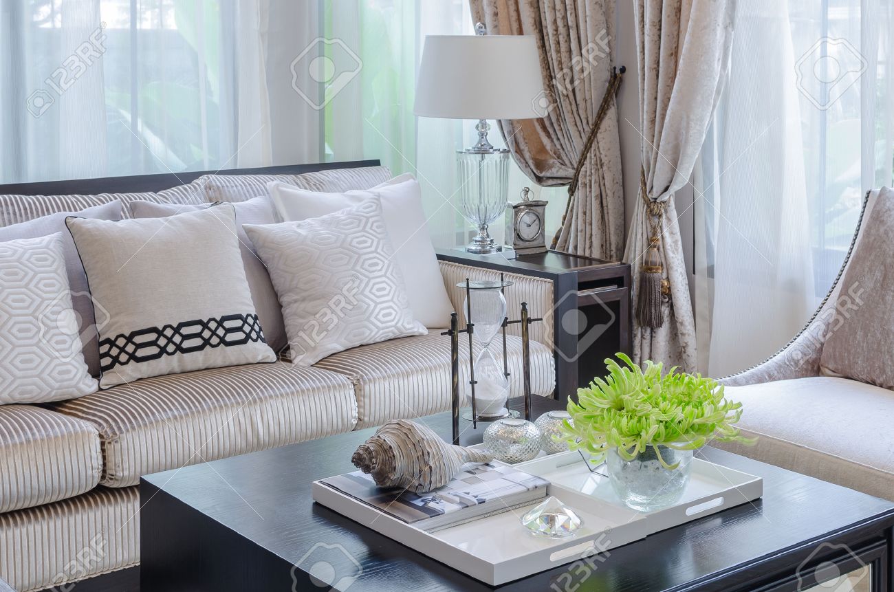 Vaas met plant op houten tafel in de luxe woonkamer thuis royalty ...