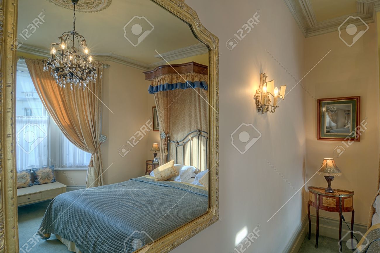 Camera da letto lussuosa riflessa in uno specchio foto royalty ...