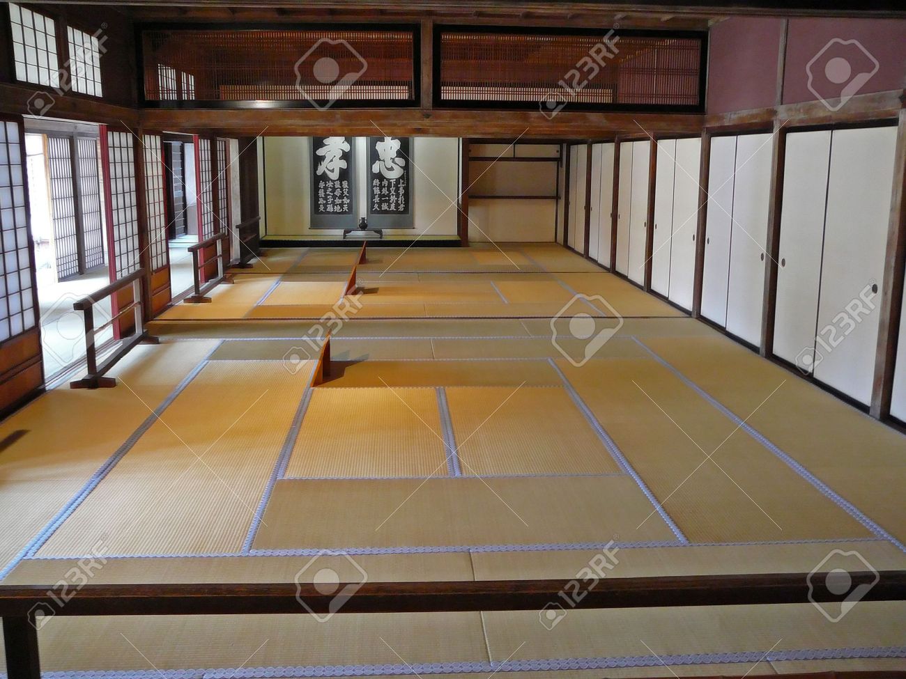 Large, chambre de style japonais. typiques sont les tatamis à même ...