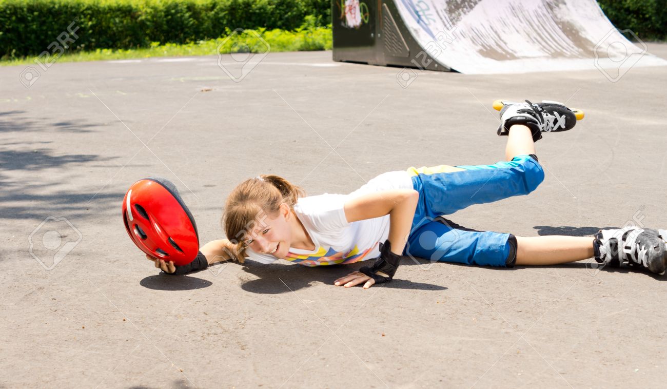 http://previews.123rf.com/images/kolotype/kolotype1307/kolotype130700032/20623085-Jeune-fille-chute-en-roller-se-trouvant-affal-sur-le-tarmac-avec-son-casque-la-main-et-la-jambe-en-l-Banque-d&#039;images.jpg