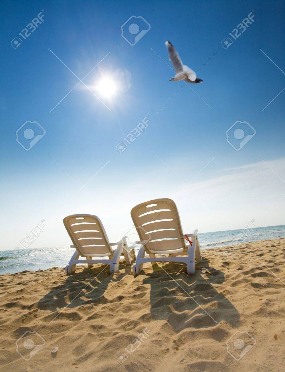 L'immagine attraente di due sedie e uccelli sulla spiaggia foto ...