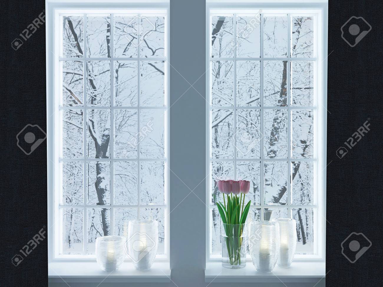 Gezellige kamer. kandelaars en bloemen op een vensterbank. winter ...