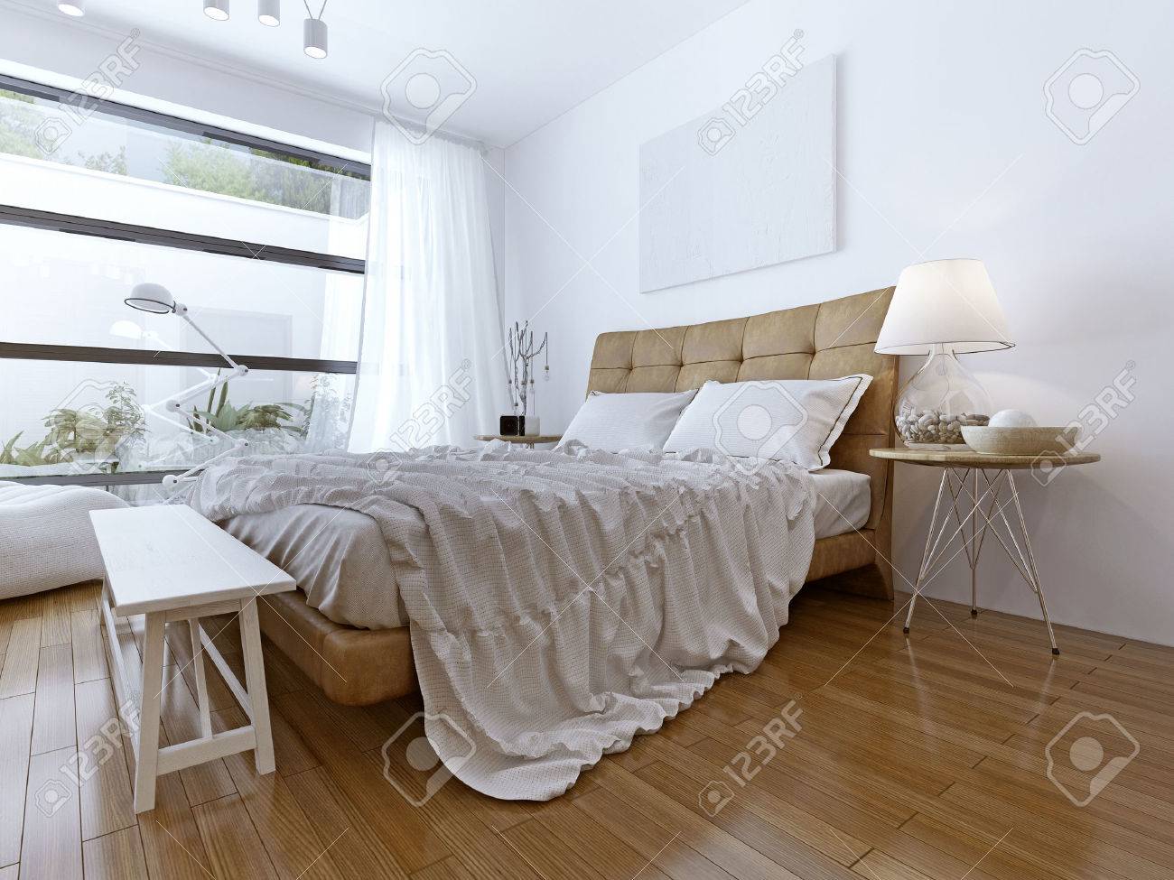 Moderne slaapkamer met kamerhoge ramen. lichte kamer met licht ...