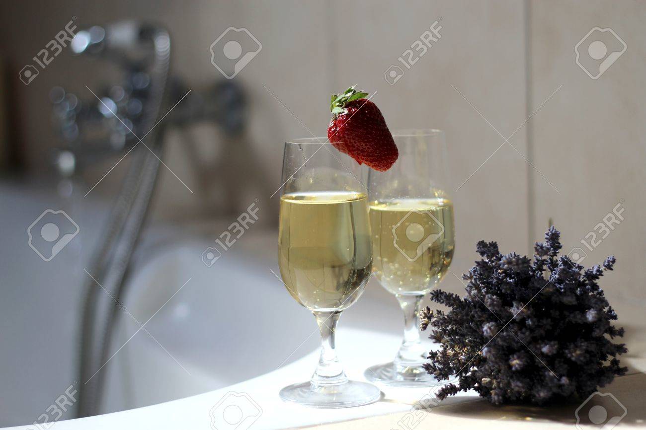Luxe, détente, bain romantique avec champagne et des fraises ...