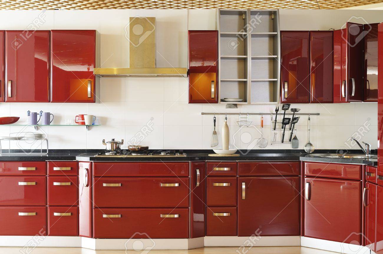 Les armoires de cuisine moderne porte un rouge foncé banque d ...