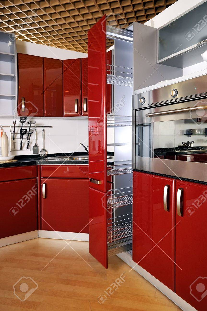 Les armoires de cuisine moderne porte un rouge foncé banque d ...