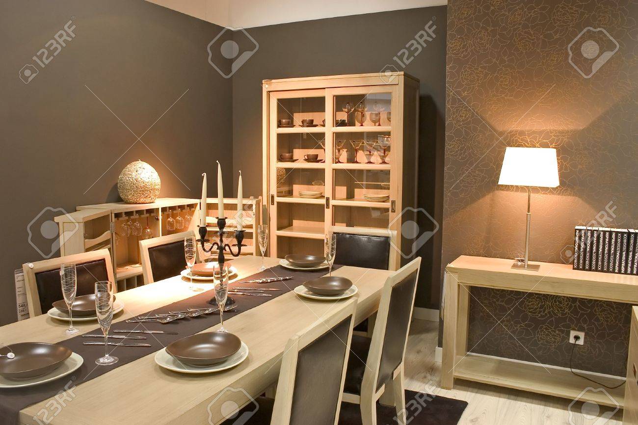 Sala da pranzo di lusso e tavolo pranzo con bicchieri, piatti e ...