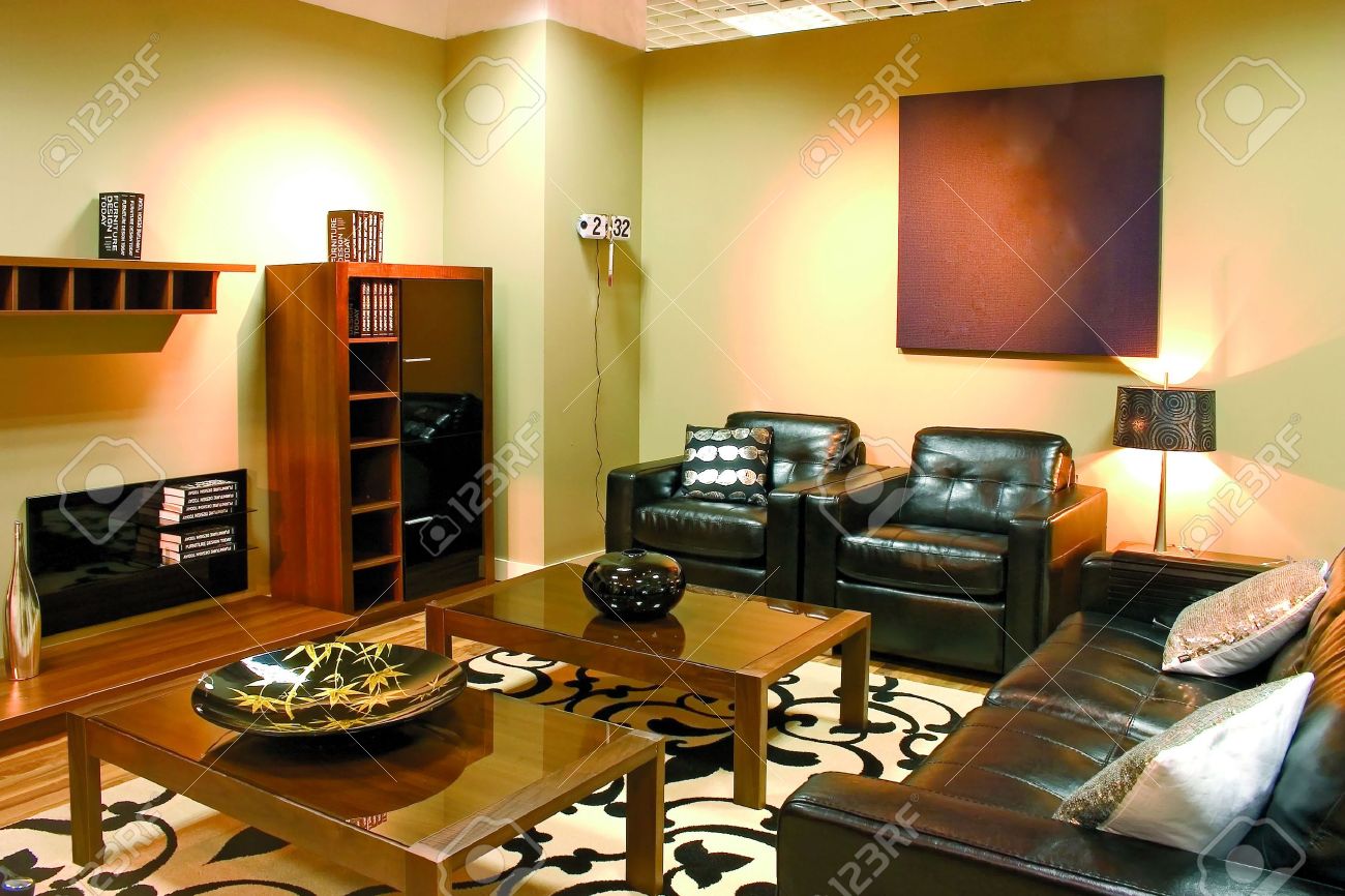 De moderne woonkamer met warme kleuren. leder luie stoel, twee arm ...