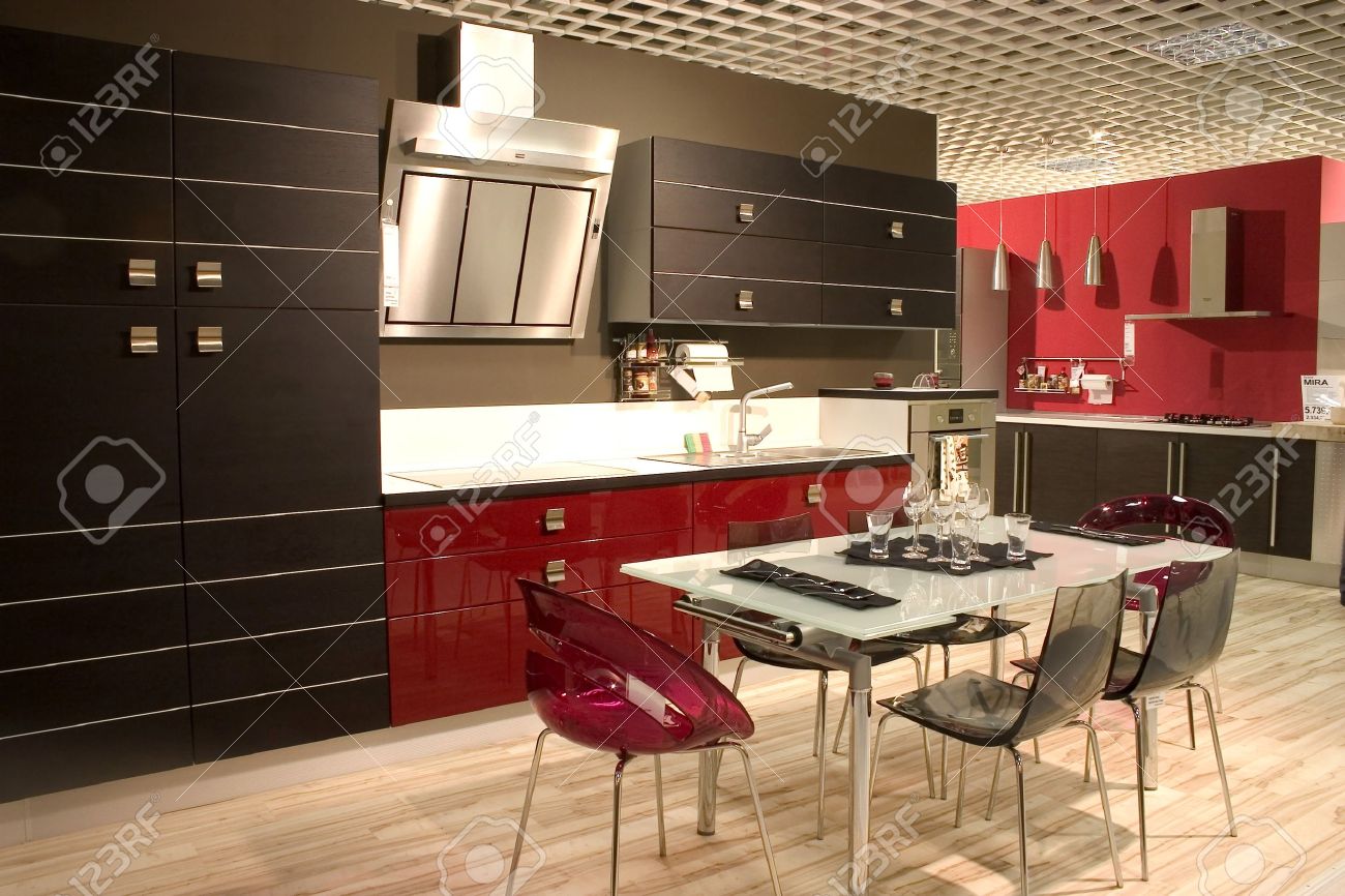Cuisine moderne et salle à manger avec mobilier élégant. table à ...