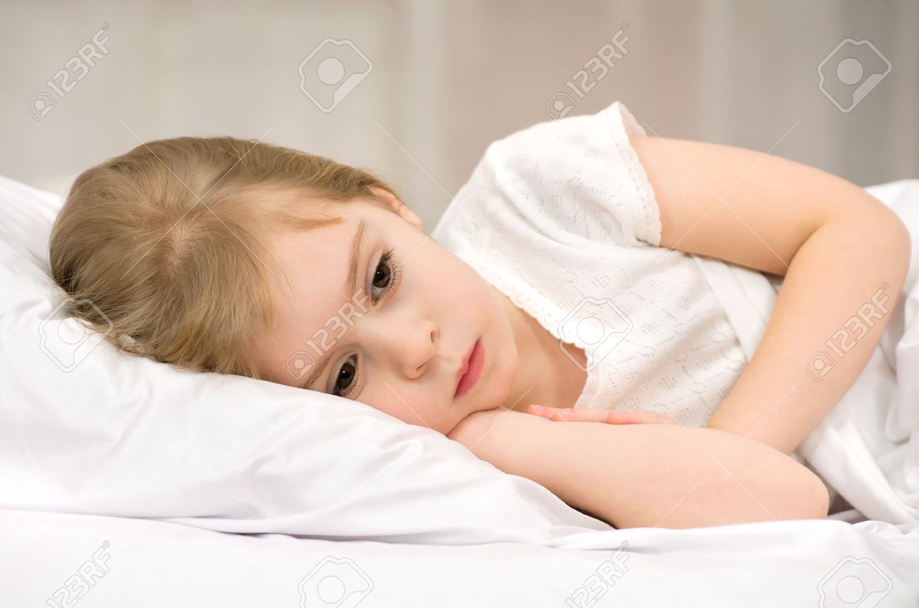 La bambina po 'triste a letto foto royalty free, immagini ...