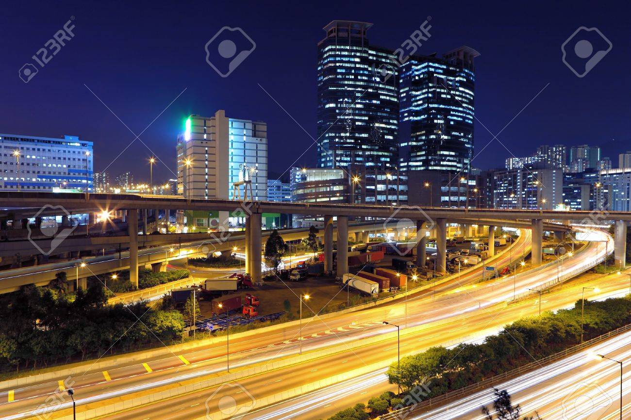 Ville moderne le trafic de nuit banque d'images et photos libres ... Ville moderne