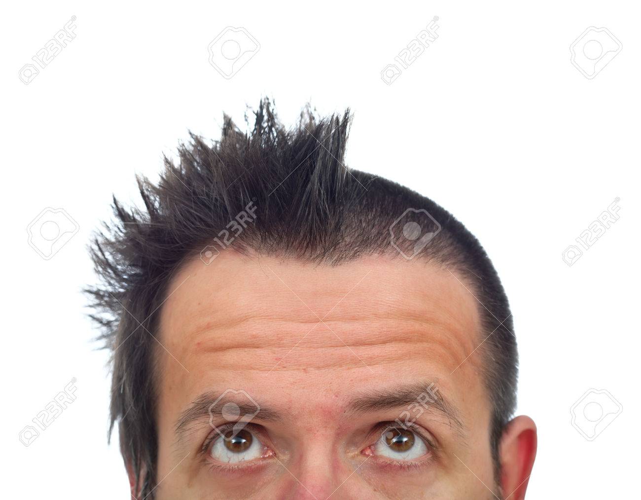 Man met grappige kapsel op zoek naar zijn half cut hair geà ...