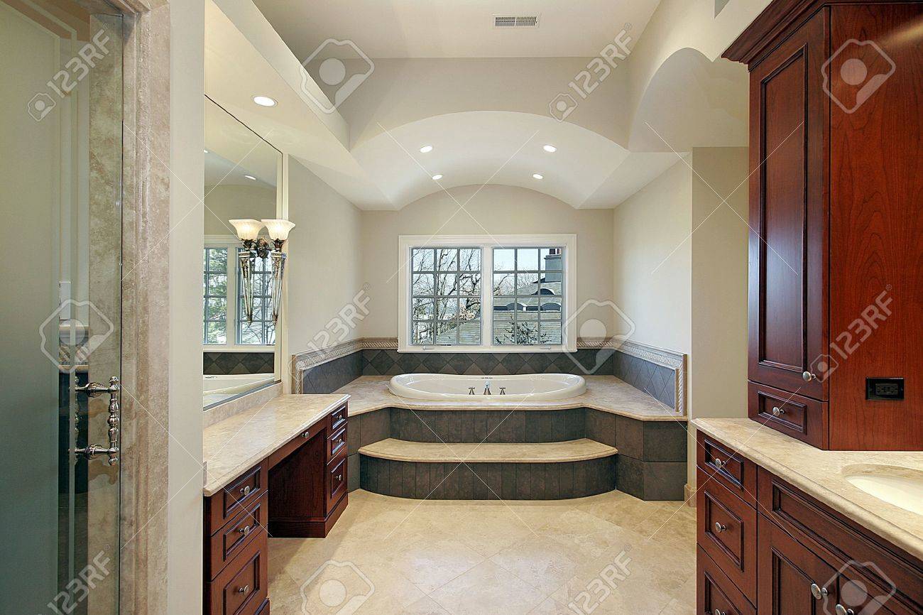Bain maître dans le luxe maison avec lambris bois cerisier banque ...