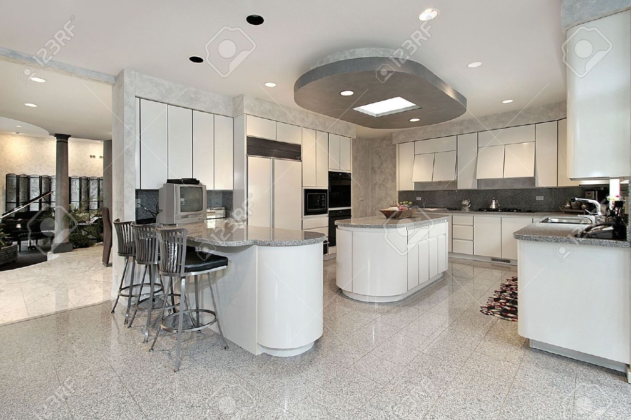 Witte keuken met twee eilanden in luxe huis royalty vrije foto ...