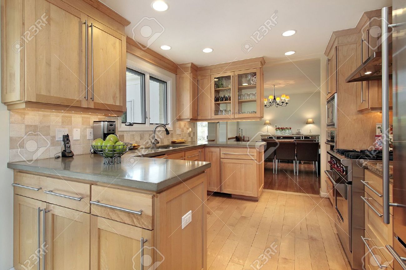 Keuken in luxe huis met eiken houten lambrisering royalty vrije ...