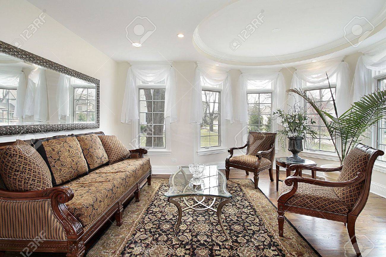 Woonkamer in luxe huis met ovale plafond royalty vrije foto ... Woonkamer plafond