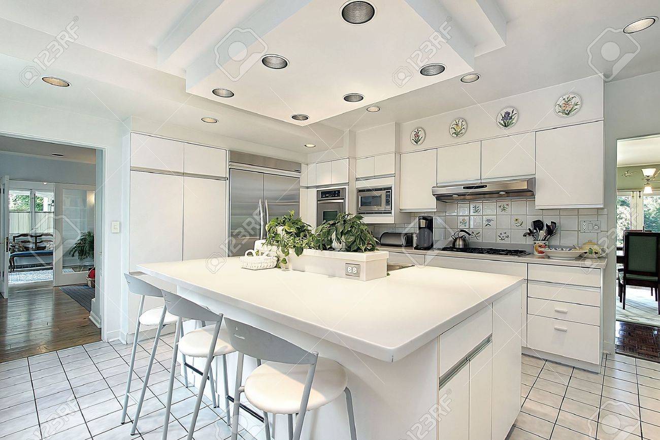 Cuisine maison moderne avec armoires blanc banque d'images et ...